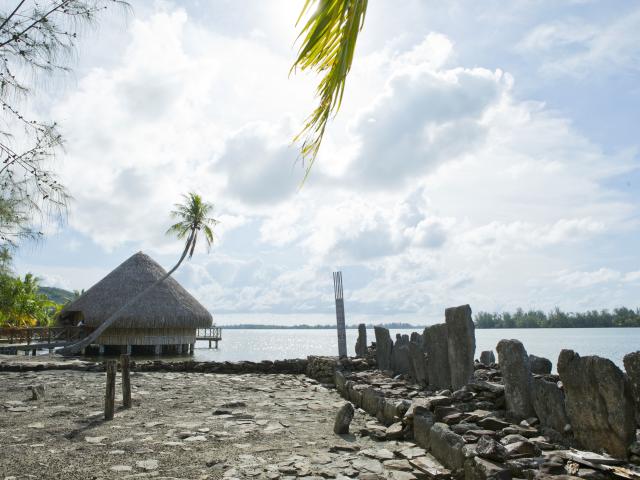 Marae Et Fare Pote'e De Maeva Huahine - ©Tahiti Tourisme