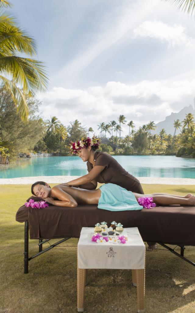 Massage Lagon St Régis Bora Tahiti Tourisme © Grégoire Le Bacon