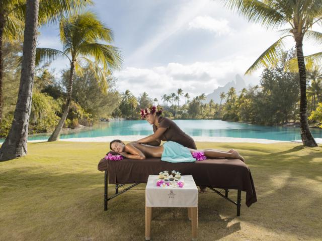 Massage Lagon St Régis Bora Tahiti Tourisme © Grégoire Le Bacon