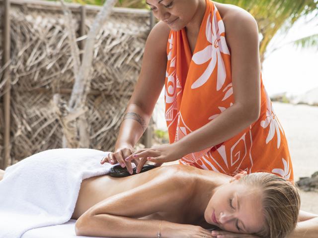 Massage Pierres Chaudes Le Tikehau ©tahiti Tourisme