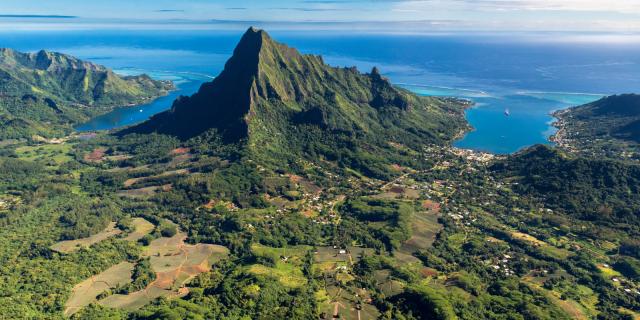 Vue sur les 2 baies de Moorea - Tahiti Tourisme © Stéphane Mailion Photography