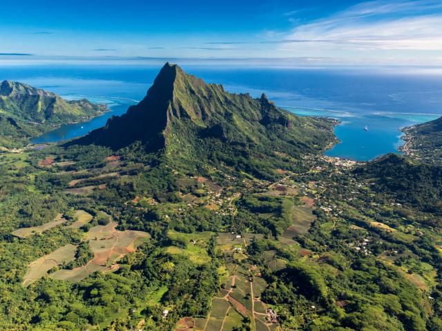 Vue sur les 2 baies de Moorea - Tahiti Tourisme © Stéphane Mailion Photography