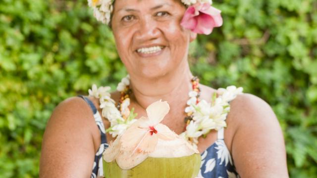 Accueil avec un coco glacé à déguster au Fare Edith à Moorea - Tahiti Tourisme