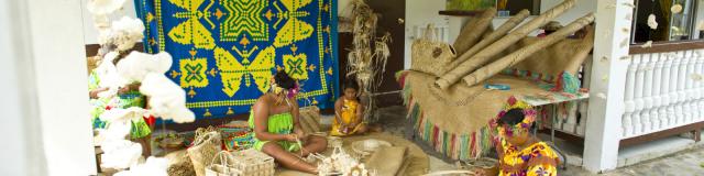 Craftswomen Rurutu -Tahiti Tourisme