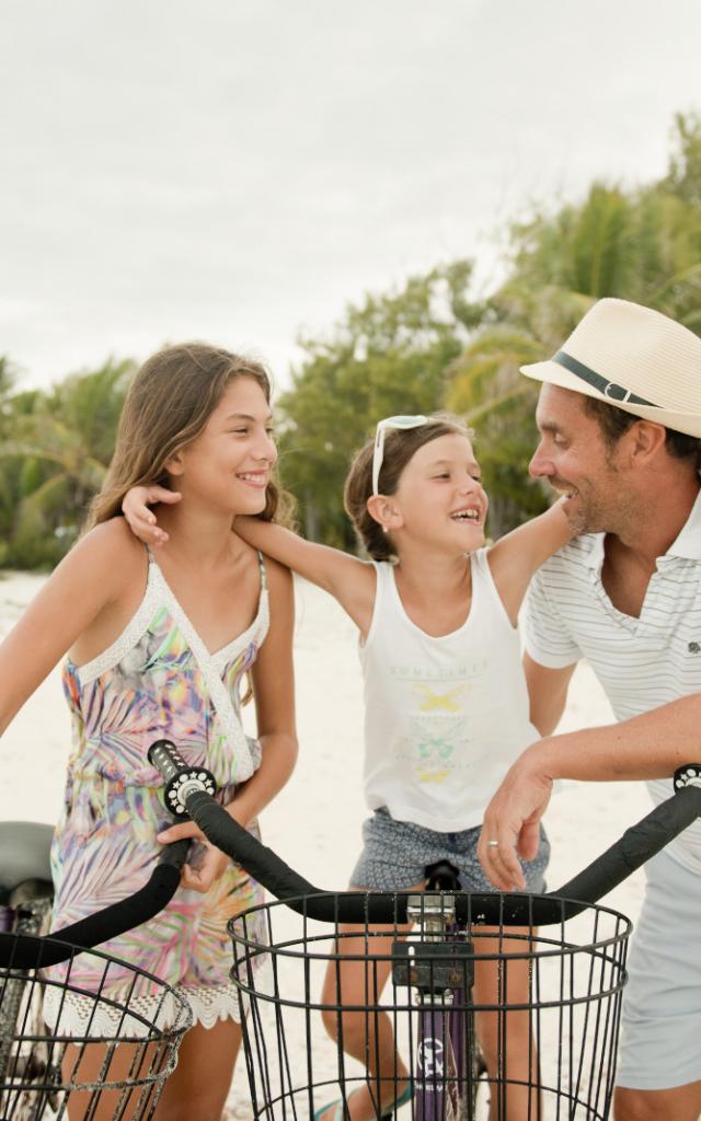 Balade à Vélo En Famille à Rangiroa - Tahiti Tourisme © Hélène Havard