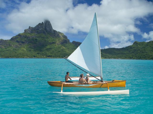 Pirogue à voile à Bora Bora © Tahiti Tourisme