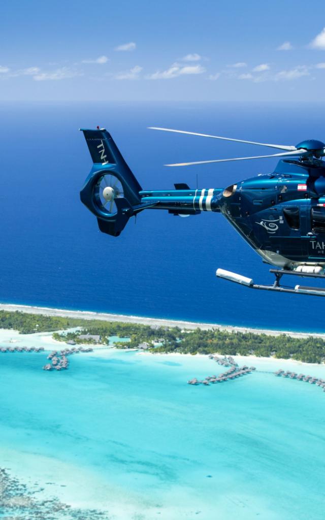 Hélicoptère survolant Bora Bora et ses hôtels - Tahiti Tourisme © Grégoire Le Bacon