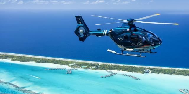 Hélicoptère survolant Bora Bora et ses hôtels - Tahiti Tourisme © Grégoire Le Bacon