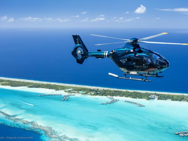 Hélicoptère survolant Bora Bora et ses hôtels - Tahiti Tourisme © Grégoire Le Bacon