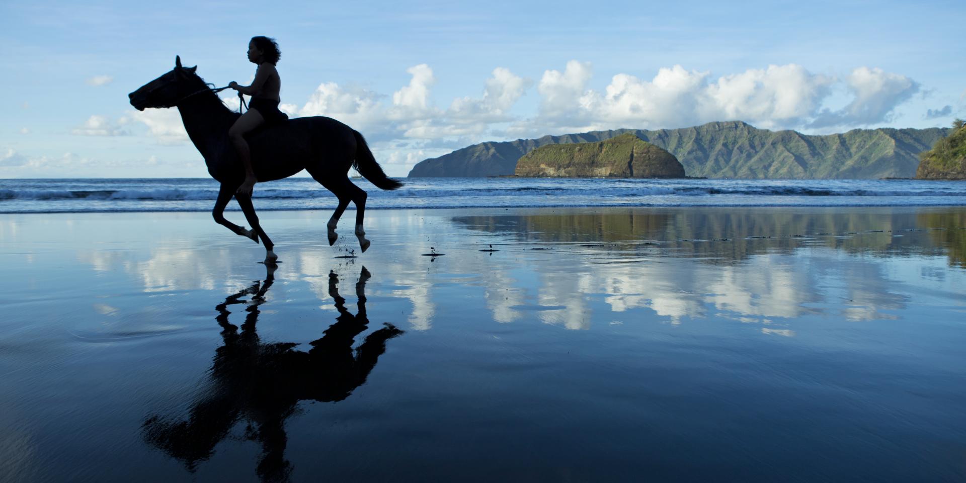 Cavalier Sur La Plage Hiva Oa Tahiti Tourisme © Grégoire Le Bacon