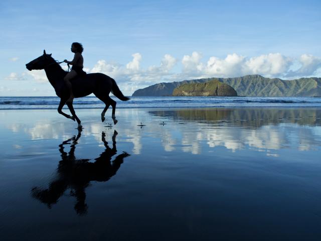 Cavalier Sur La Plage Hiva Oa © Tahiti Tourisme