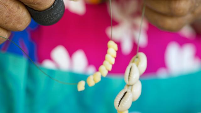 Confection De Collier De Coquillages - ©Tahiti Tourisme