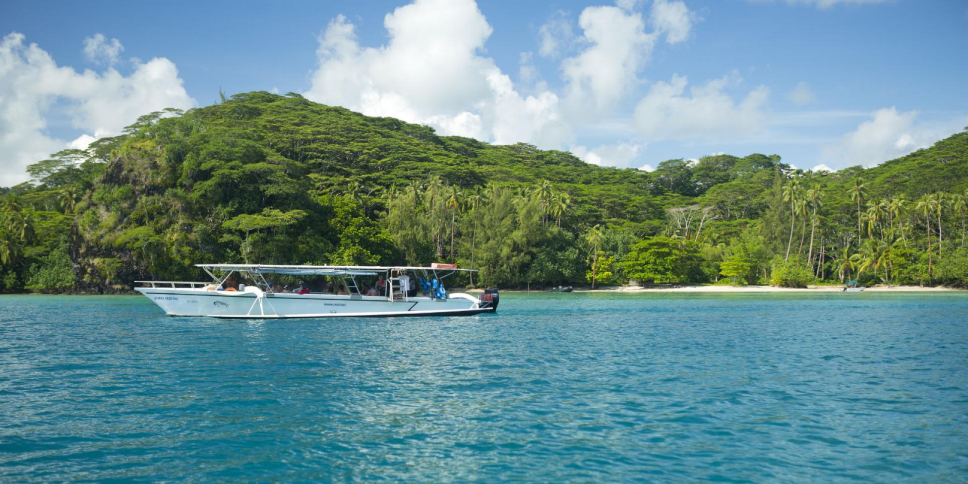 Lagon De Huahine Avec Bateau - © Tahiti Tourisme