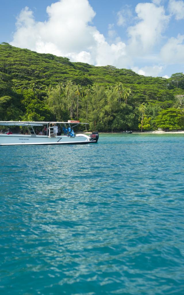 Lagon De Huahine Avec Bateau - © Tahiti Tourisme