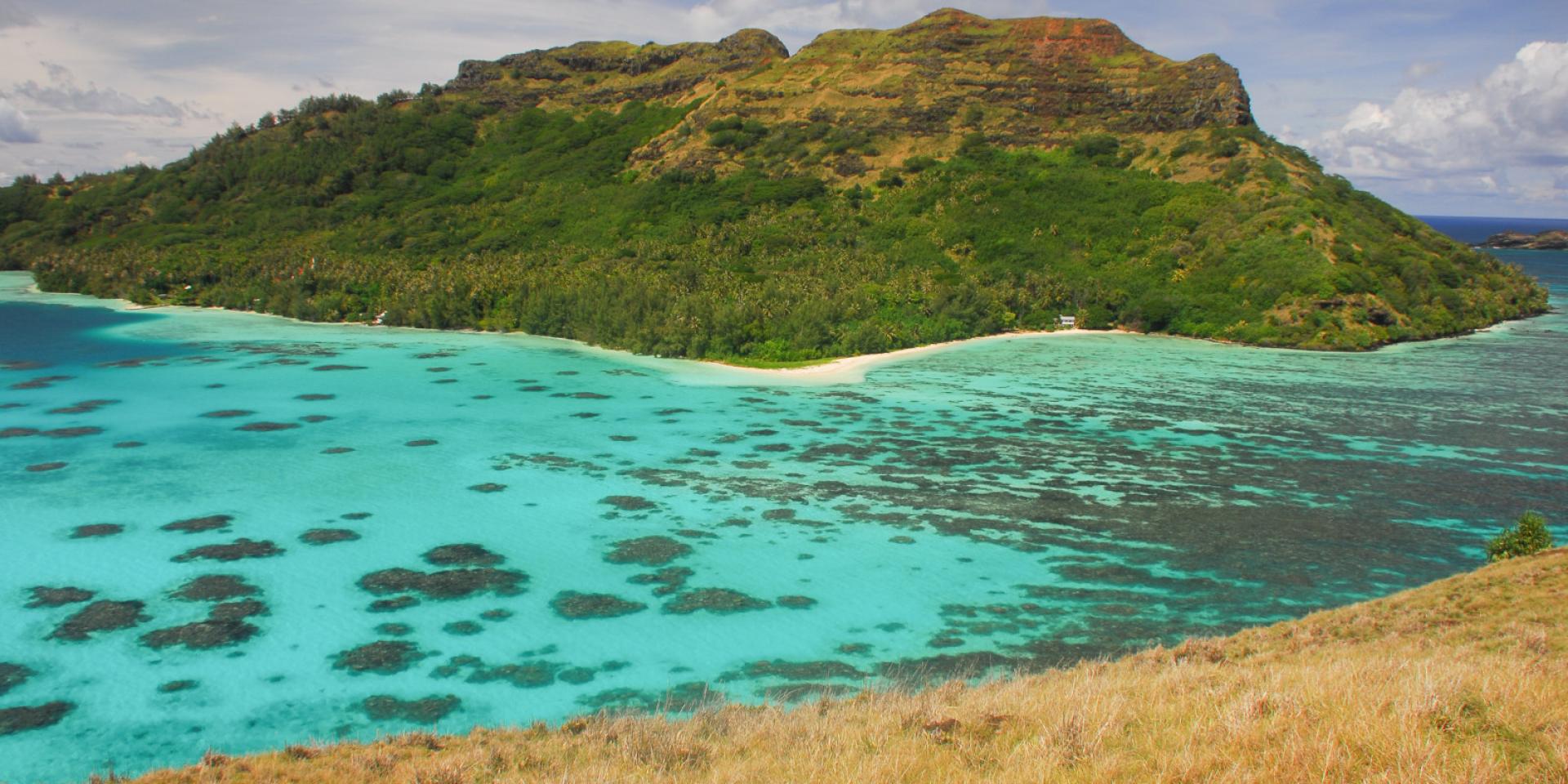 Vue sur Mangareva et son somptueux lagon - Tahiti Tourisme © Frédéric Cristol