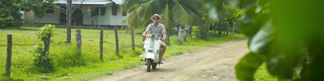 Scooter in Rurutu - Tahiti Tourisme