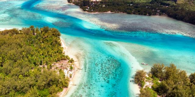 Vue aérienne sur le lagon et les motu de Moorea - Tahiti Tourisme © Stéphane Mailion Photography