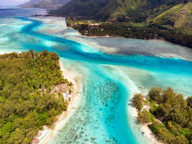 Vue aérienne sur le lagon et les motu de Moorea - Tahiti Tourisme © Stéphane Mailion Photography