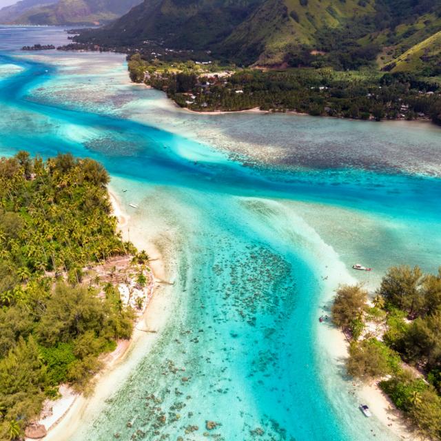 Aerial view of the lagoon and motu of Moorea - Tahiti Tourisme