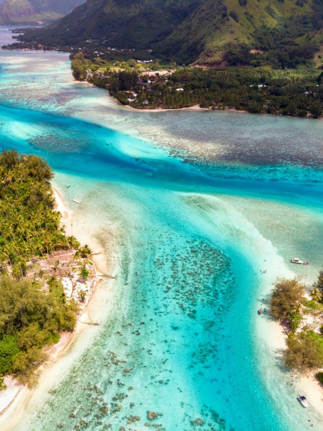 Vue aérienne sur le lagon et les motu de Moorea - Tahiti Tourisme © Stéphane Mailion Photography