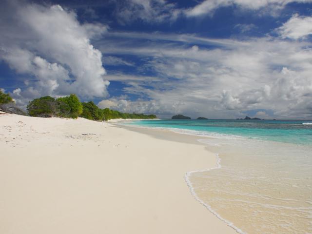 Plage De Sable Blanc Sur Un Motu des Îles Gambier - Tahiti Tourisme © Frédéric Cristol