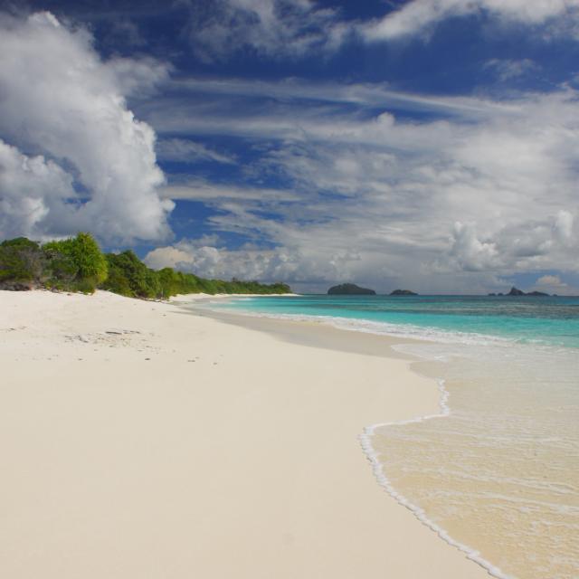 Plage De Sable Blanc Sur Un Motu des Îles Gambier - Tahiti Tourisme © Frédéric Cristol