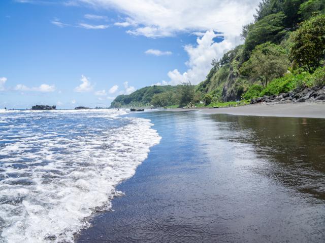 Plage De Sable Noir à Papenoo - Tahiti Tourisme