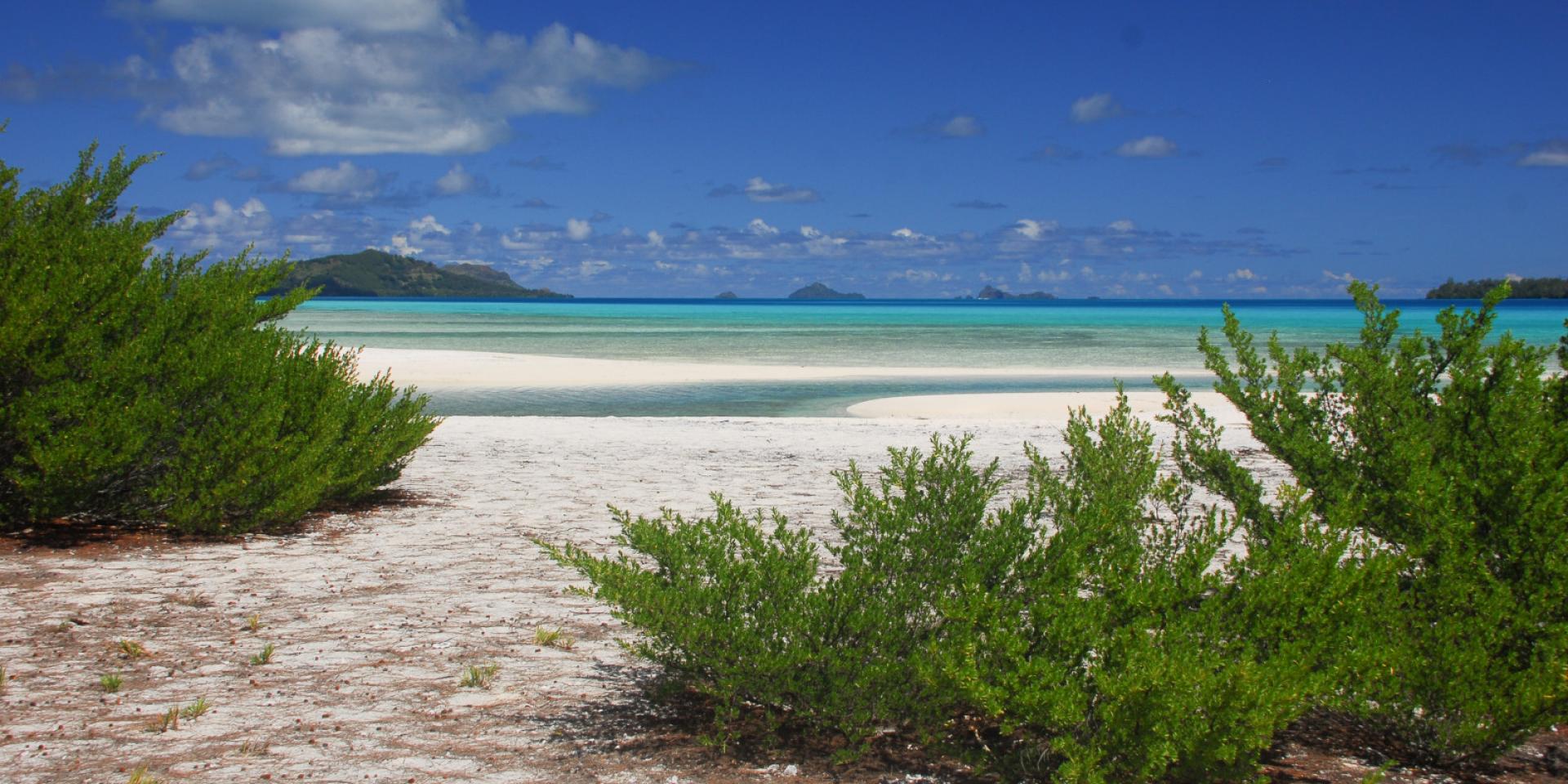Beach and Lagoon in Mangareva - Tahiti Tourisme © Frédéric Cristol