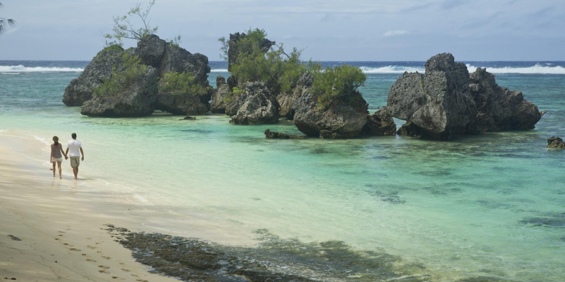 Promenade Sur La Plage Rurutu - © Tahiti Tourisme