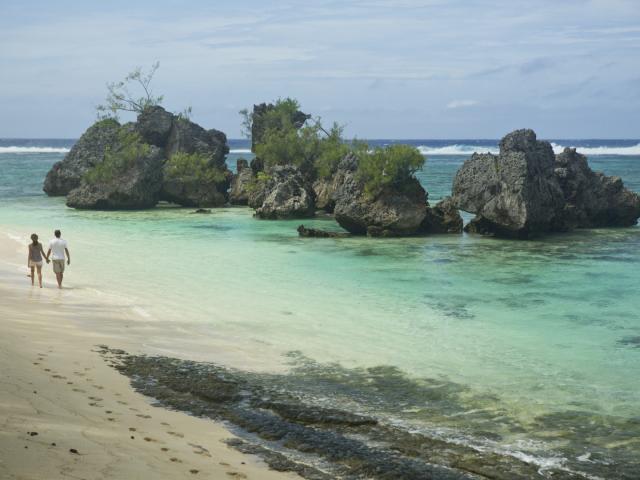 Promenade Sur La Plage Rurutu - © Tahiti Tourisme