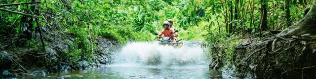 Quad dans la rivière - Tahiti Tourisme © Myles Mcguinness