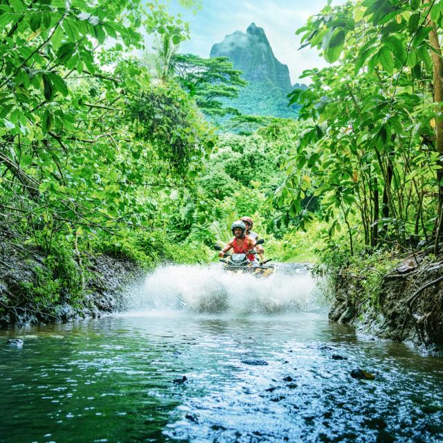 Quad dans la rivière - Tahiti Tourisme © Myles Mcguinness