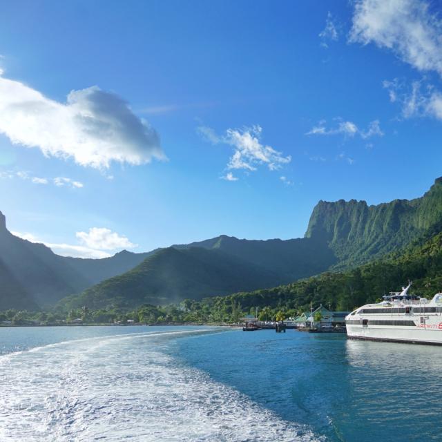 Ferry boat quay in à Vaiare, Moorea - Tahiti Tourisme