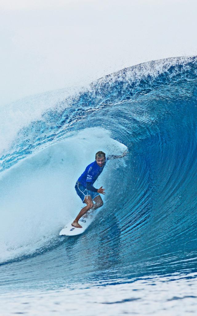 Surfeur Sur La Vague Mythique De Teahupoo à Tahiti © Steve Dickinson