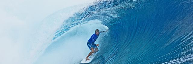 Surfeur Sur La Vague Mythique De Teahupoo à Tahiti © Steve Dickinson