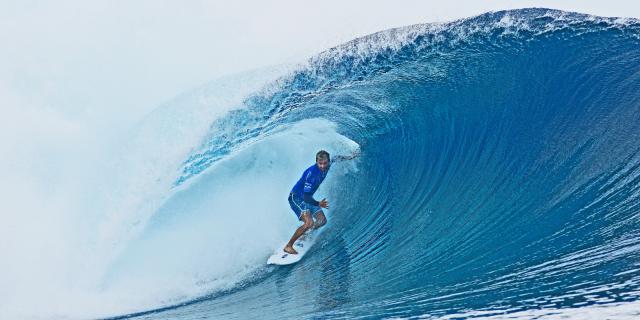 Surfeur Sur La Vague Mythique De Teahupoo à Tahiti © Steve Dickinson