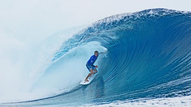 Surfeur Sur La Vague Mythique De Teahupoo à Tahiti © Steve Dickinson