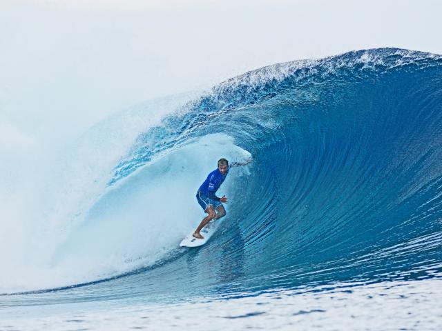 Surfeur Sur La Vague Mythique De Teahupoo à Tahiti © Steve Dickinson