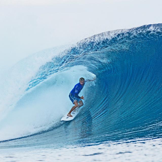 Surfeur Sur La Vague Mythique De Teahupoo à Tahiti © Steve Dickinson