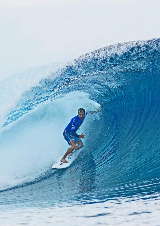 Surfeur Sur La Vague Mythique De Teahupoo à Tahiti © Steve Dickinson