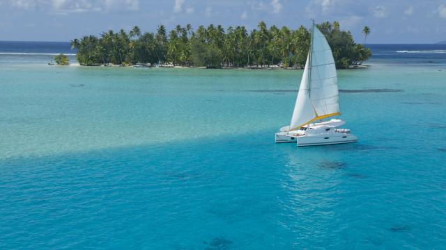 Sailboat cruise in Taha'a lagoon