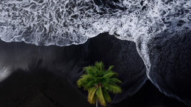 Vue Aérienne D'une Plage De Sable Noir à Tahiti Tahiti Tourisme © Jim Winter