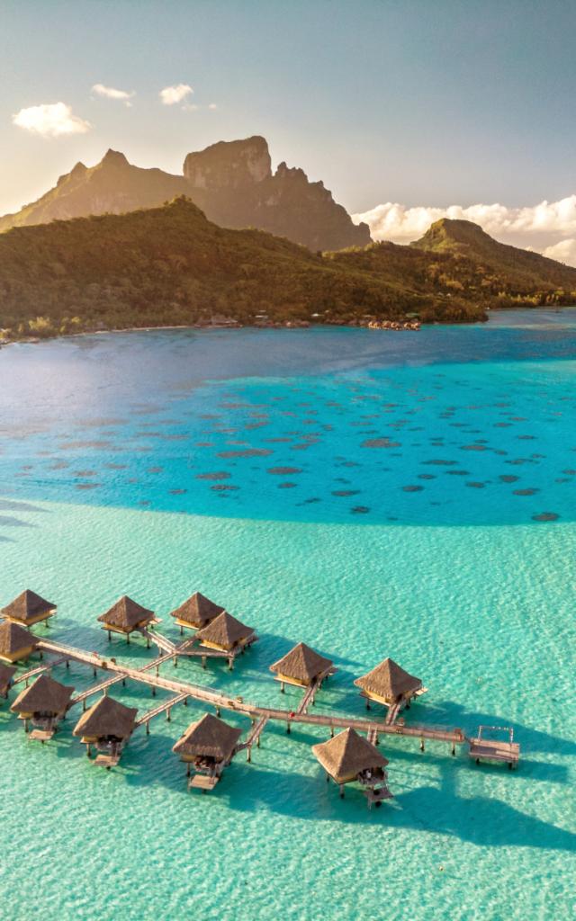 Vue aérienne sur Bora Bora et son lagon