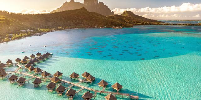 Vue aérienne sur Bora Bora et son lagon