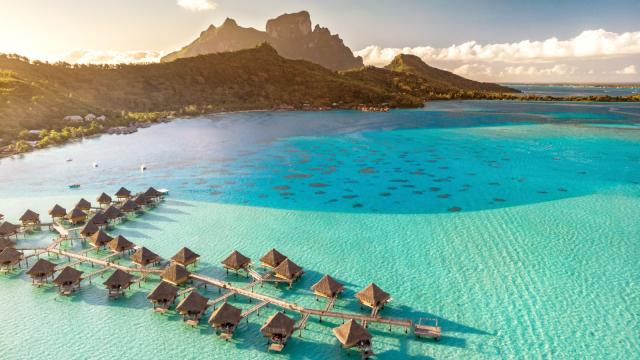 Vue aérienne sur Bora Bora et son lagon