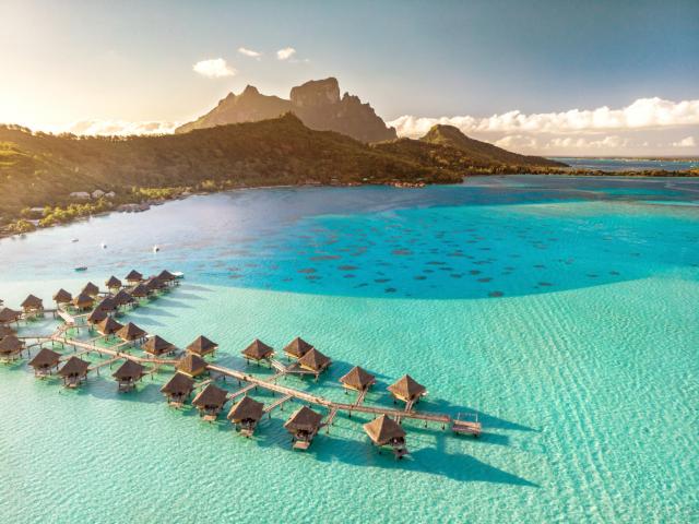 Vue aérienne sur Bora Bora et son lagon