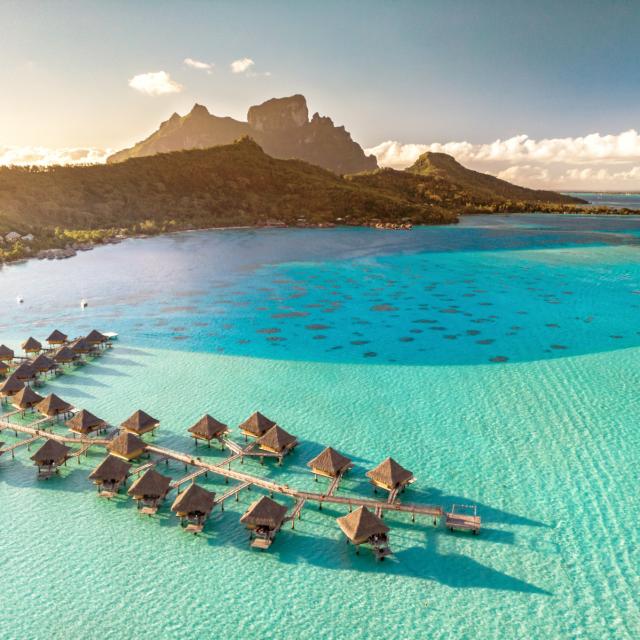 Vue aérienne sur Bora Bora et son lagon