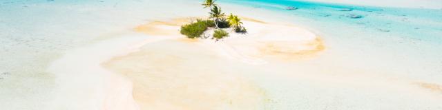 Vue Aérienne Sur Un Motu De Sable Blanc à Fakarava Tahiti Tourisme © Jim Winter