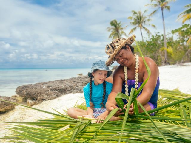 Weaving Workshop in Rangiroa - Tahiti Tourisme