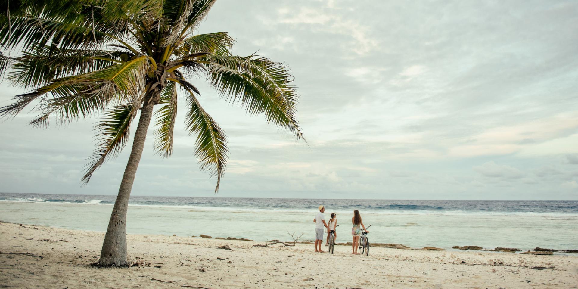 Family Bike Ride on the Beach in Rangiroa - Tahiti Tourisme © Hélène Havard